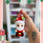 Adorable Crochet Santa Keychain – Free Christmas Amigurumi Pattern