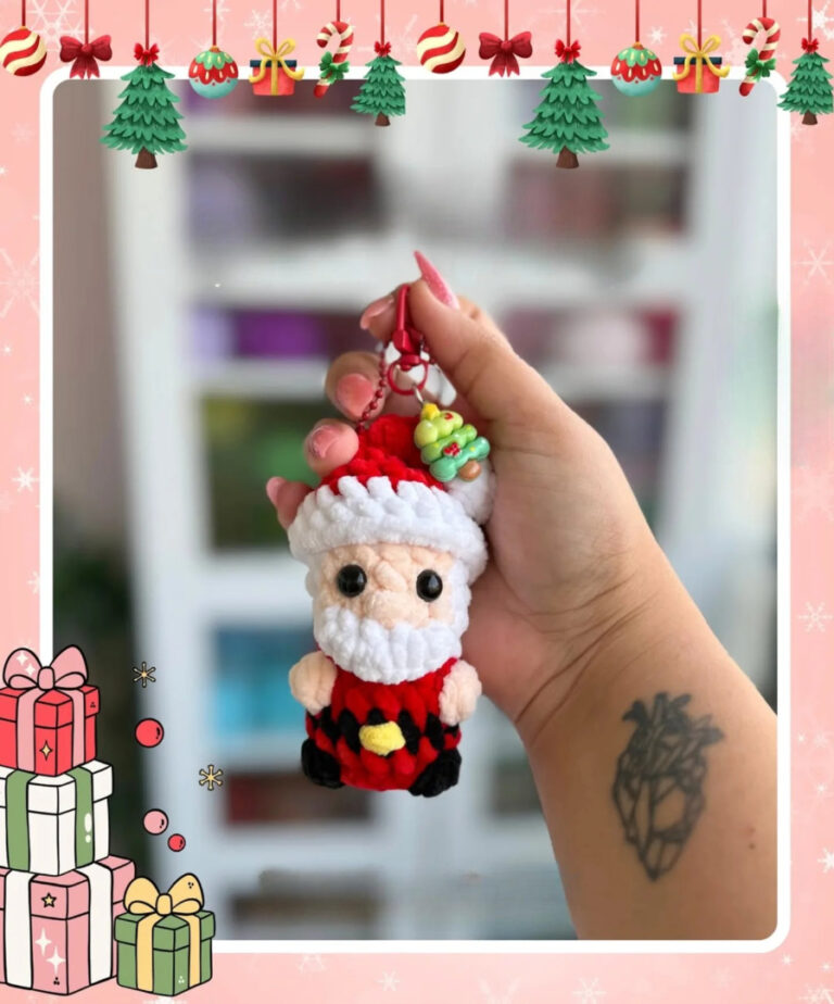 Adorable Crochet Santa Keychain – Free Christmas Amigurumi Pattern