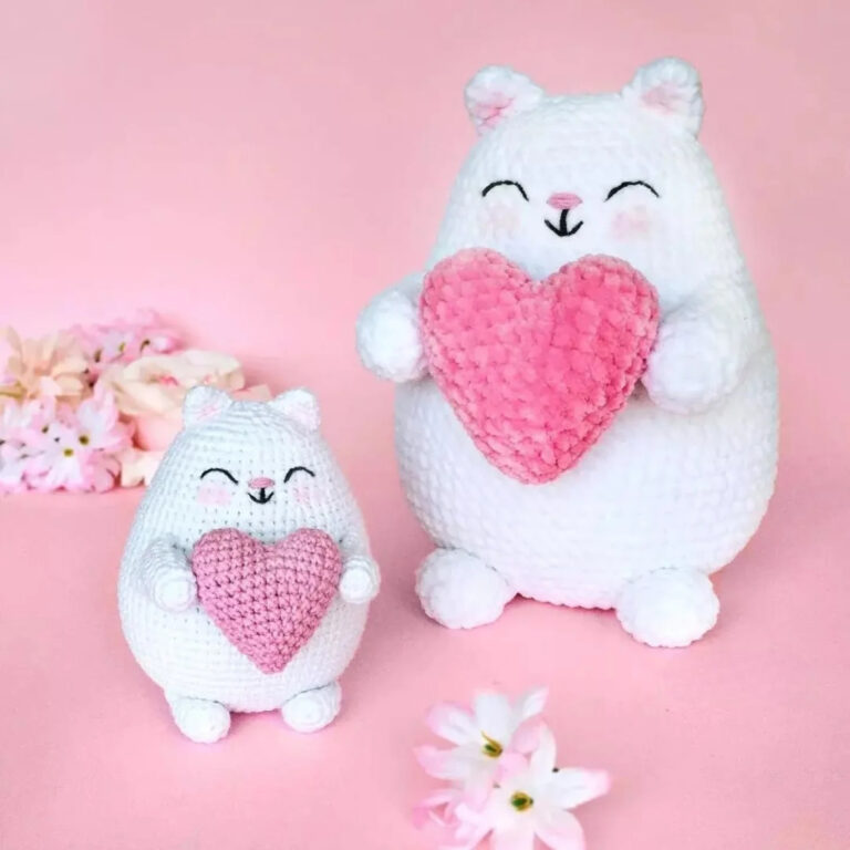 Cat Holding Heart Crochet Pattern – Step by Step
