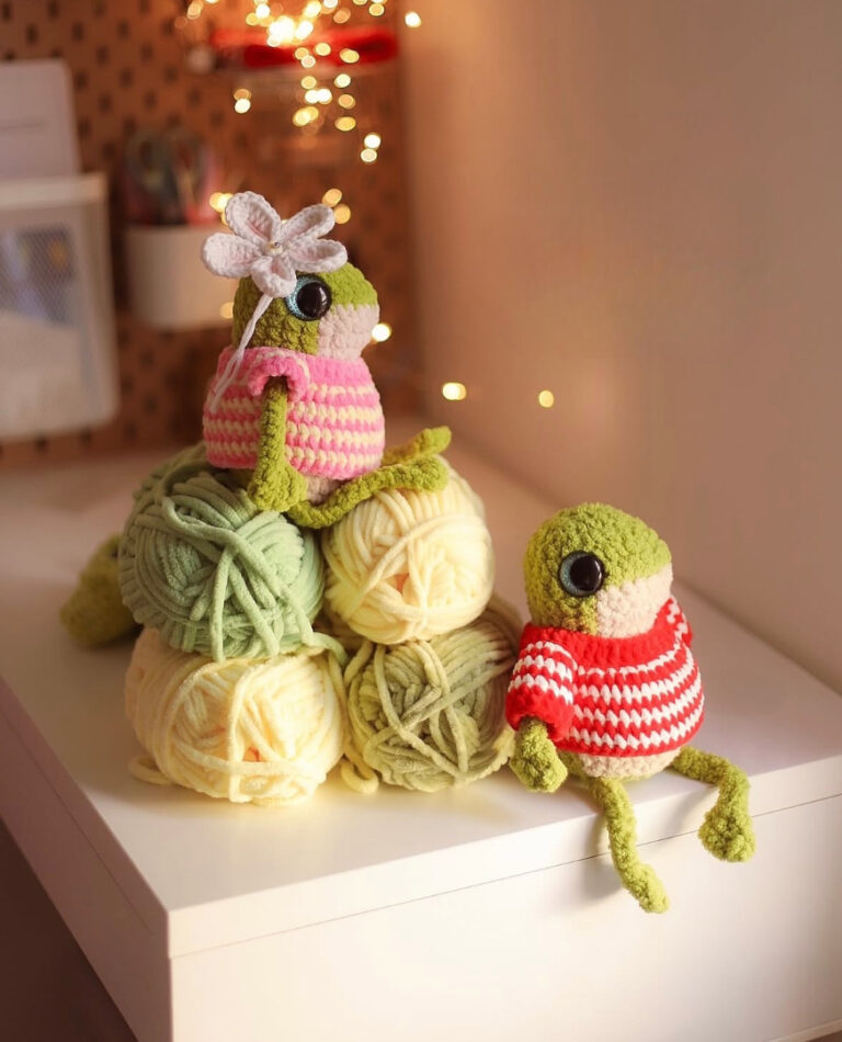 Free Crochet Frog Amigurumi Pattern – Cute Frog in Sweater Plushie