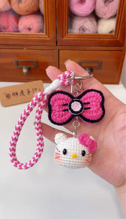 Crochet Kitty Keychain Amigurumi Pattern for a Chic Look