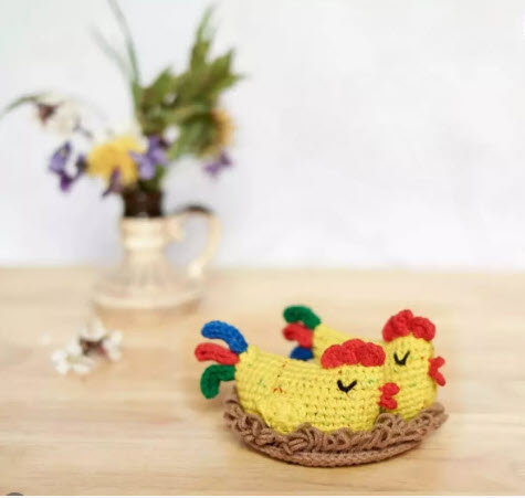 Gorgeous Crochet Hen Pattern with Nest for Easter Decor