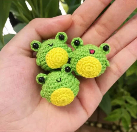 Crochet Frog Trio Keychain Amigurumi Pattern for Quirky Looks