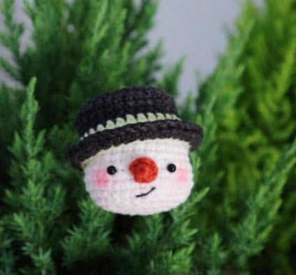 Crochet Snowman Face Amigurumi Pattern for Winter Charm
