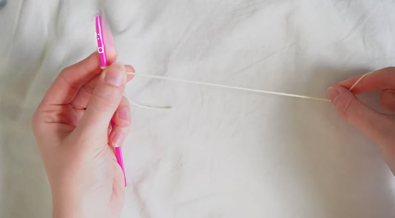 Making a slip knot with cream crochet yarn