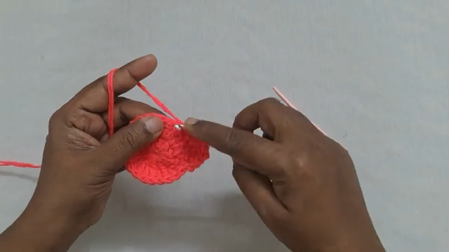 Red crochet circle for pouch front