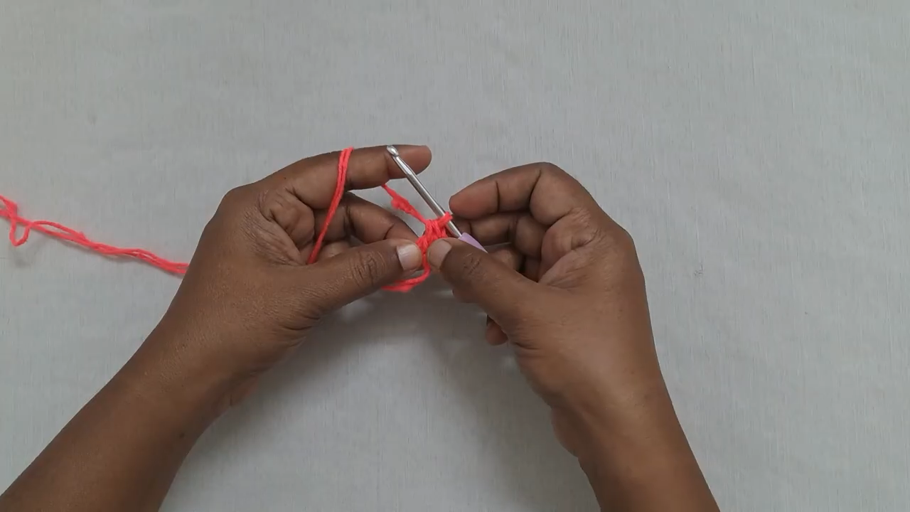 Starting single crochet stitch in red yarn