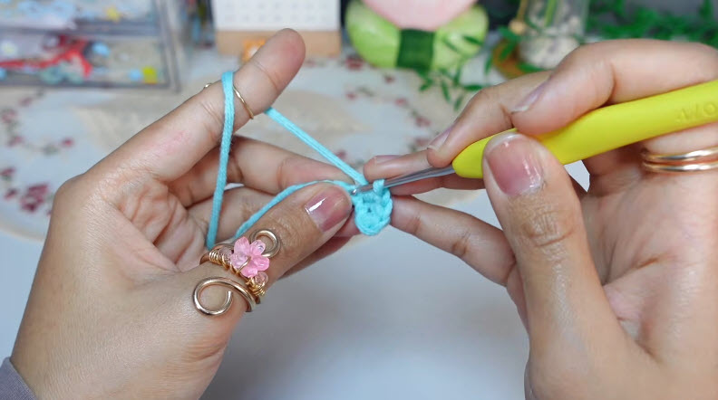 Starting single crochet with yellow hookStarting single crochet with yellow hook
