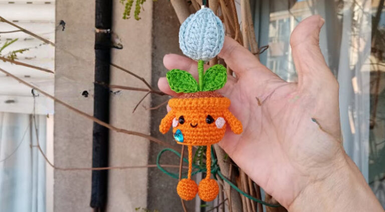 Crochet Baby Planter Keychain With a Tulip (2)