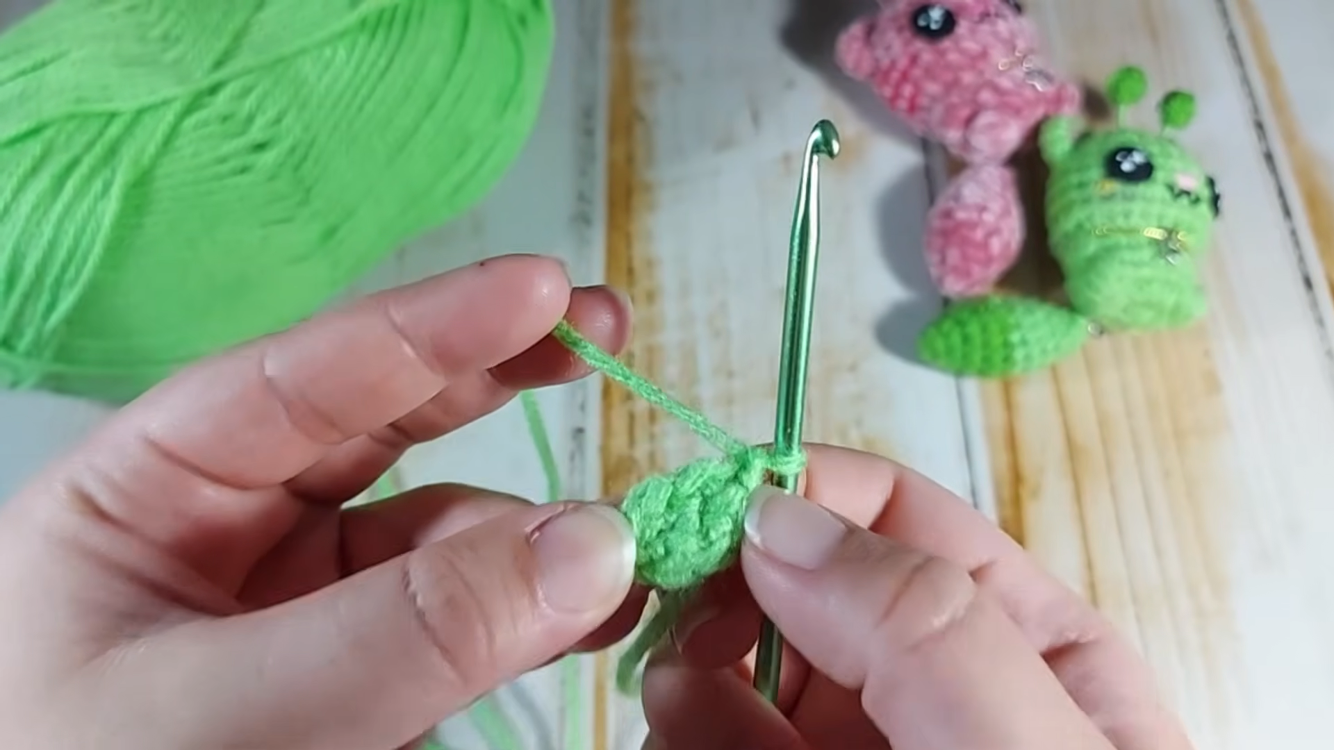 Crocheting first round with green crochet hook