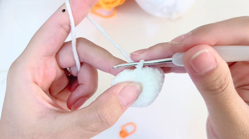 FLO round 11 white piece par crochet hook se stitch.