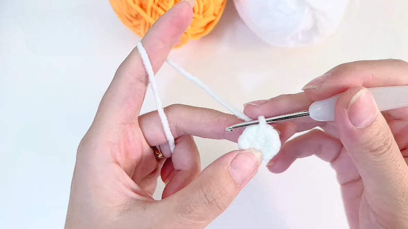 Head&body H3 round crochet, white yarn hook se pull ho raha.