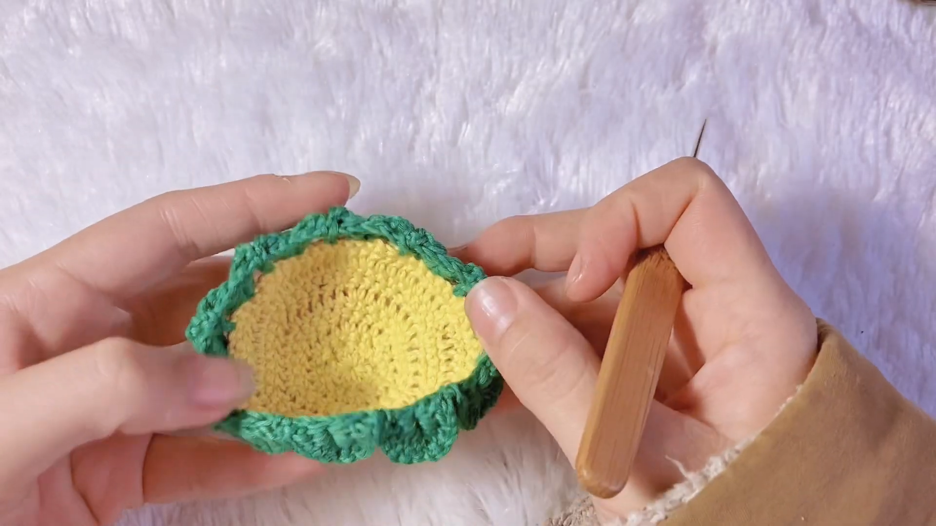 Joining green yarn onto yellow crochet fish bag edge