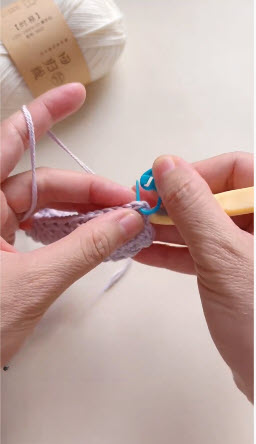 Joining second round with slip stitch on card holder