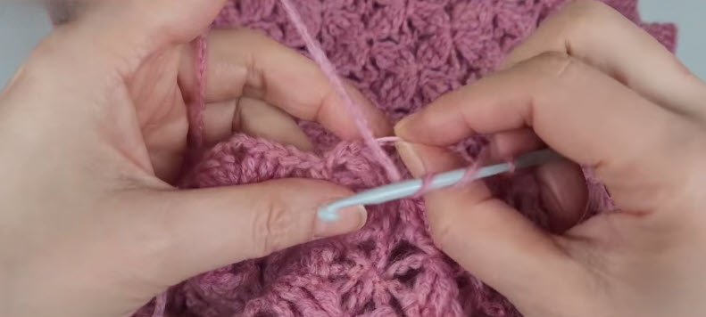 Joining yarn and working the next stitch on the shell pattern panel