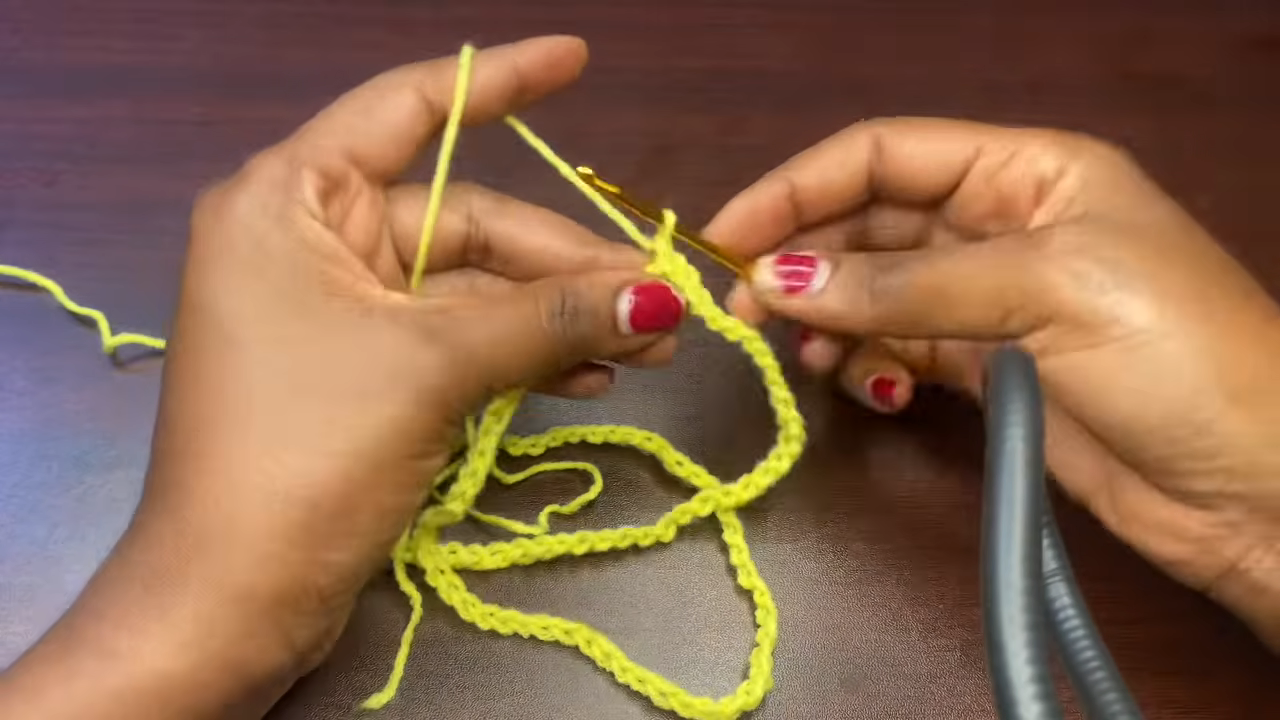 Long yellow foundation chain