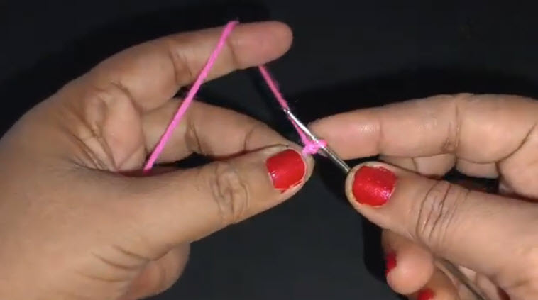 Making a slip knot with pink crochet yarn