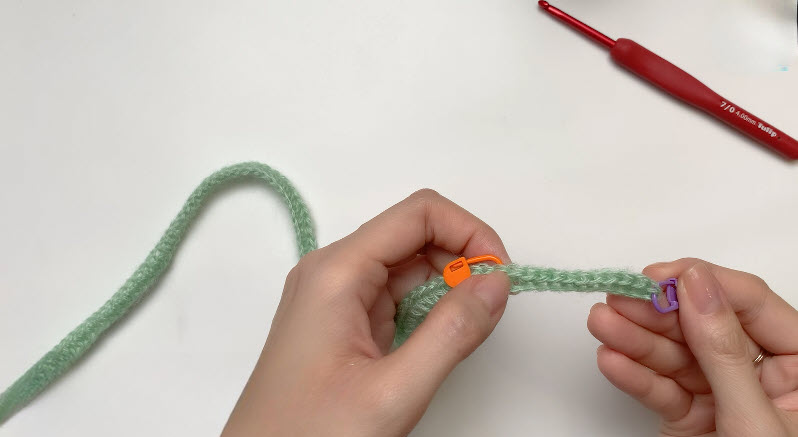 Marking stitch count on the chain for the cardigan front panel