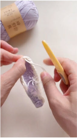 Purple and white rounds 2-3 forming the repeat pattern