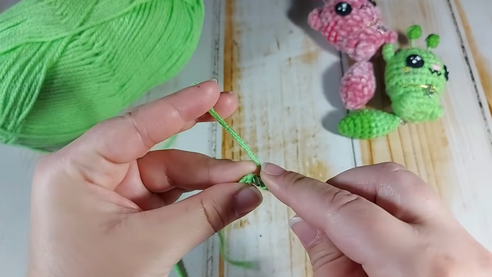 Starting green yarn slip knot for alien amigurumi