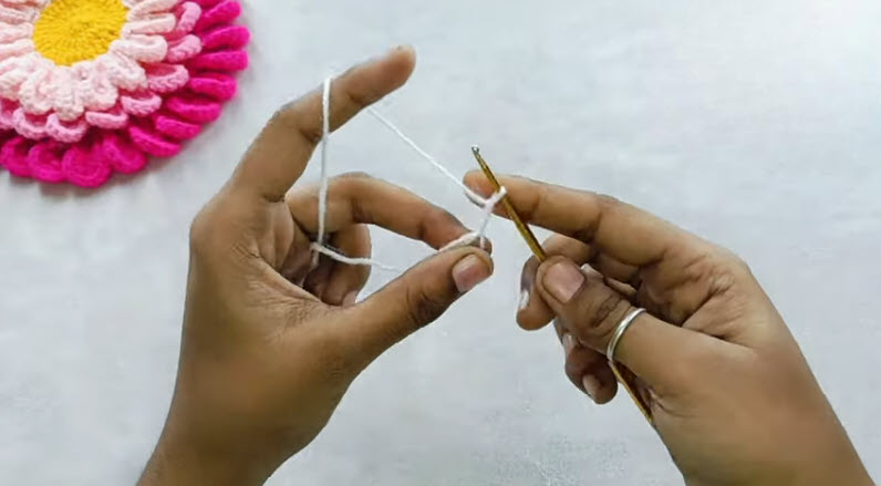 Starting magic circle for crochet flower necklace petal