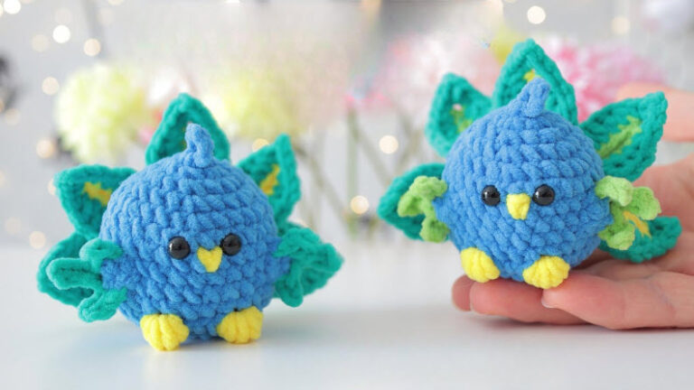 Vibrant Crochet Peacock Keychain Pattern with Smiling Face