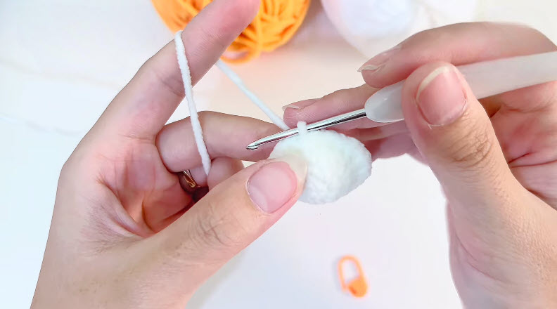 White amigurumi ball ka round 6-8 crochet hook se ban raha.