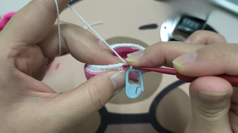 White head rounds decreasing above the pink