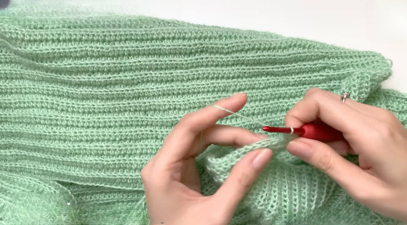 Working single crochet edging along the cardigan hem, row 2-3